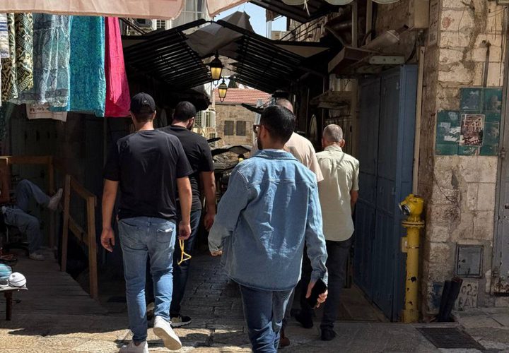 توافد الأهالي إلى المسجد الأقصى المبارك لأداء صلاة الجمعة.