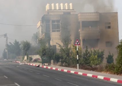 إصابتان بالاختناق جراء احتراق منزل استهدفه الاحتلال في بيت ريما شمال رام الله