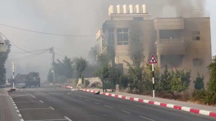 إصابتان بالاختناق جراء احتراق منزل استهدفه الاحتلال في بيت ريما شمال رام الله