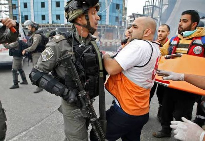 اصابات واعتداءات على مسعفين في الخليل