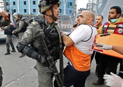 اصابات واعتداءات على مسعفين في الخليل