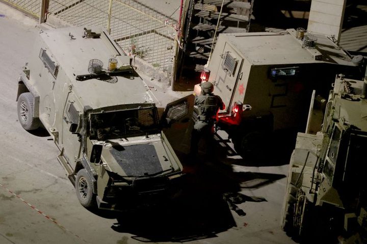 اقتحام نابلس: الاحتلال يداهم منزل الشهيد العقاد ويستهدف الطواقم الطبية والصحفية