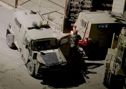 اقتحام نابلس: الاحتلال يداهم منزل الشهيد العقاد ويستهدف الطواقم الطبية والصحفية