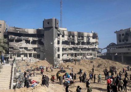 الاحتلال يستهدف مستشفى الحلو في مدينة غزة بقذائف مدفعية ويحاصره بالدبابات