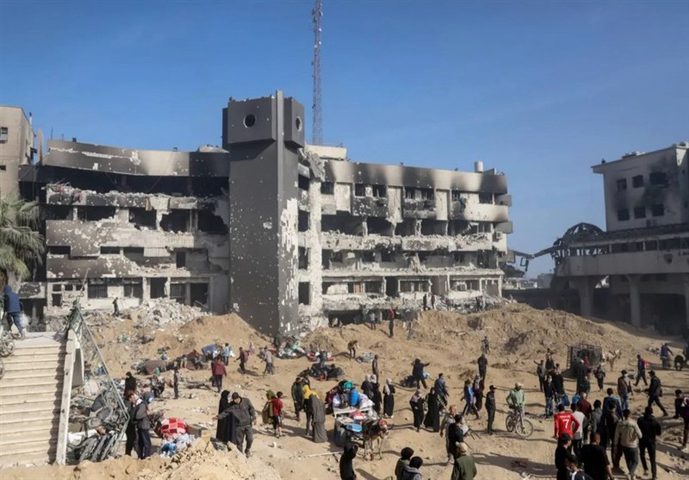 الاحتلال يستهدف مستشفى الحلو في مدينة غزة بقذائف مدفعية ويحاصره بالدبابات