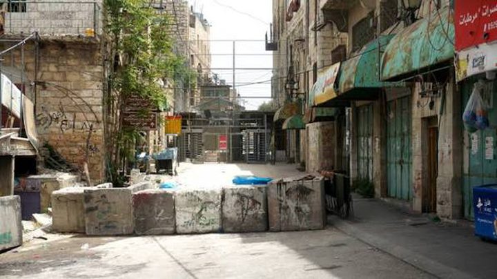 الاحتلال يجري عملية احصاء للسكان في عدد من منازل المواطنين في الخليل