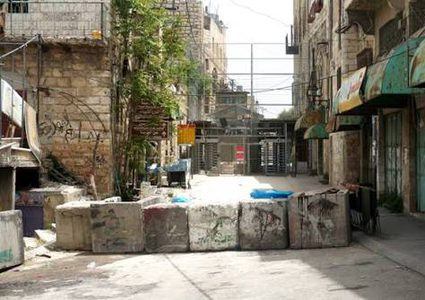 الاحتلال يجري عملية احصاء للسكان في عدد من منازل المواطنين في الخليل