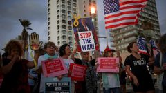 ٣٠٠ متظاهر امام القنصلية الامريكية في تل ابيب يطالبون بخطة ترامب لانهاء الحرب