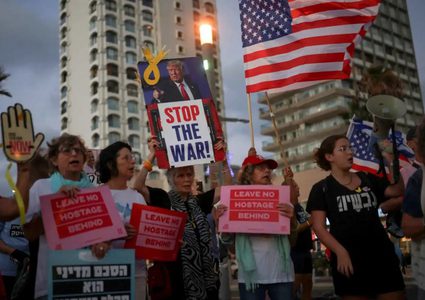 ٣٠٠ متظاهر امام القنصلية الامريكية في تل ابيب يطالبون بخطة ترامب لانهاء الحرب