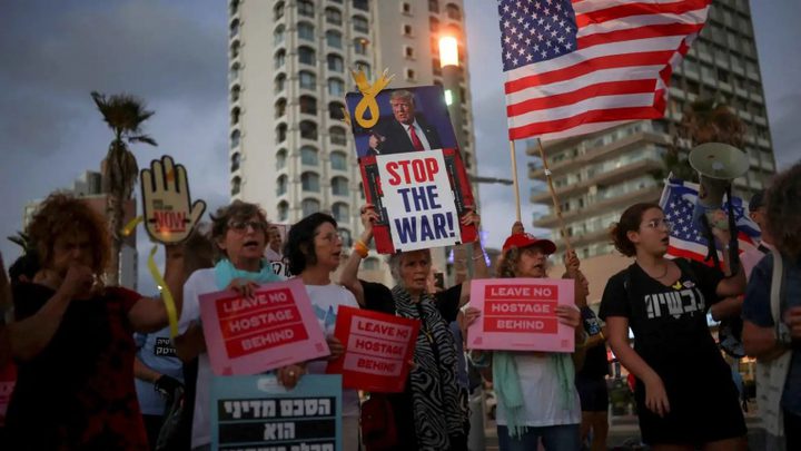 ٣٠٠ متظاهر امام القنصلية الامريكية في تل ابيب يطالبون بخطة ترامب لانهاء الحرب