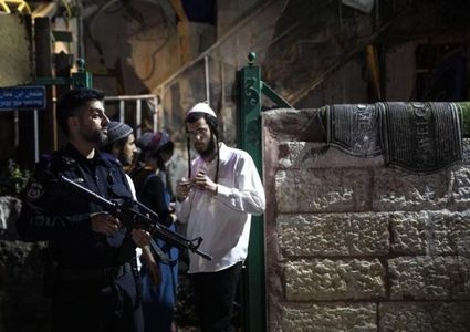 مستوطنون يطلقون النار صوب المنازل في قرية برقا شرق رام الله