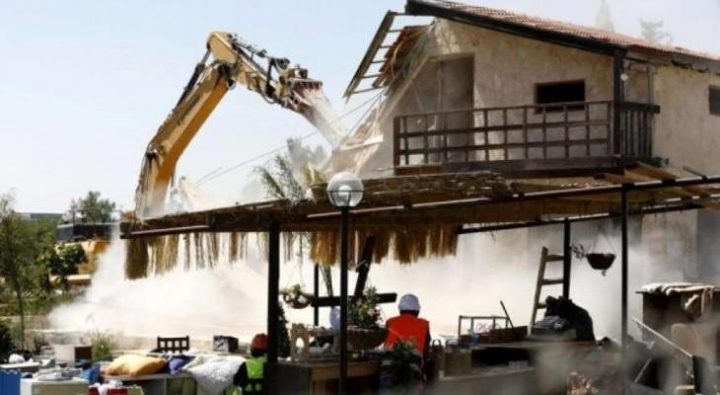 الاحتلال يهدم ساحة مطعم في بلدة الرام