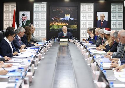 الحكومة الفلسطينية تؤكد استعدادها لتحمّل كامل مسؤولياتها الوطنية بالضفة والقطاع