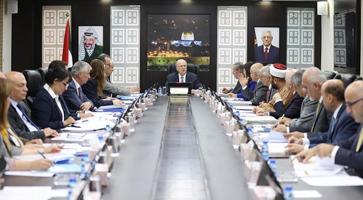 الحكومة الفلسطينية تؤكد استعدادها لتحمّل كامل مسؤولياتها الوطنية بالضفة والقطاع