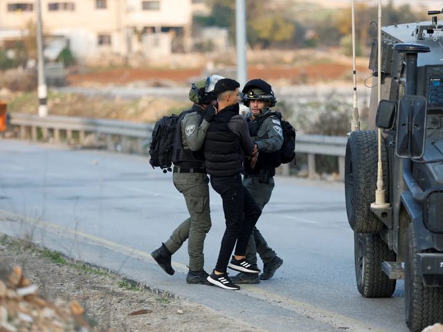 الاحتلال يحتجز شبانا في عانين غرب بجنين ويعتدي عليهم بالضرب المبرح