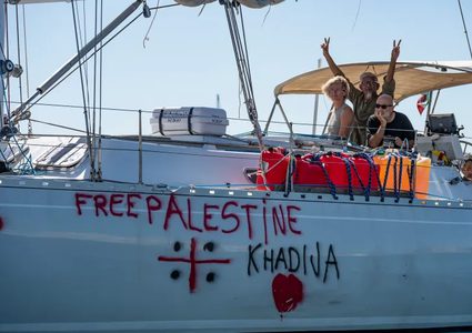 أسطول الصمود يعيد حالة التأهب مع اقتراب سفن مجهولة الهوية