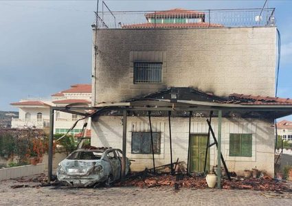 مستوطنون يحرقون أجزاء من منزل في حوارة جنوب نابلس