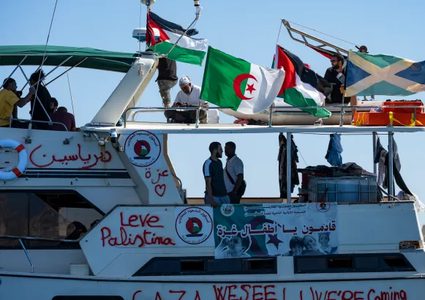 إسرائيل تعترض "أسطول الصمود" وتحتجز أكثر من 400 ناشط.. ونتنياهو يشيد