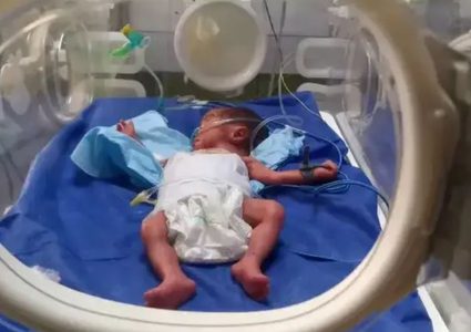 وفاة رضيع وإجلاء 3 خدج من مستشفى الحلو بمدينة غزة إلى جنوب القطاع