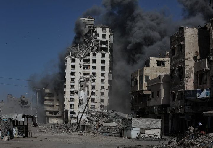 صور من غارات الاحتلال التي استهدفت مخيم الشاطئ، غرب مدينة غزة.