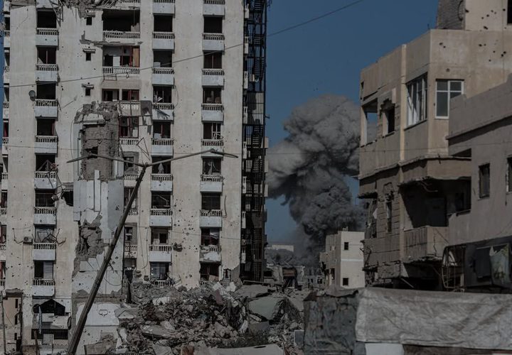 صور من غارات الاحتلال التي استهدفت مخيم الشاطئ، غرب مدينة غزة.