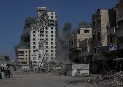 صور من غارات الاحتلال التي استهدفت مخيم الشاطئ، غرب مدينة غزة.