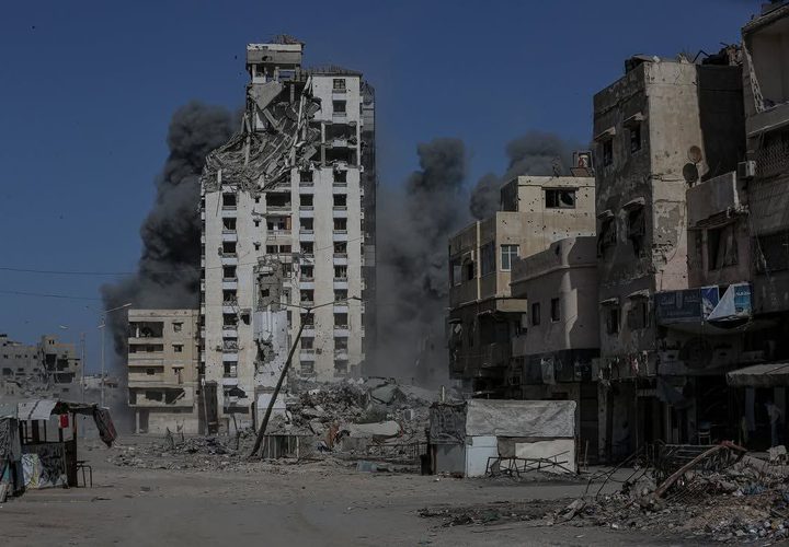 صور من غارات الاحتلال التي استهدفت مخيم الشاطئ، غرب مدينة غزة.