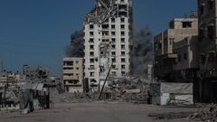 صور من غارات الاحتلال التي استهدفت مخيم الشاطئ، غرب مدينة غزة.