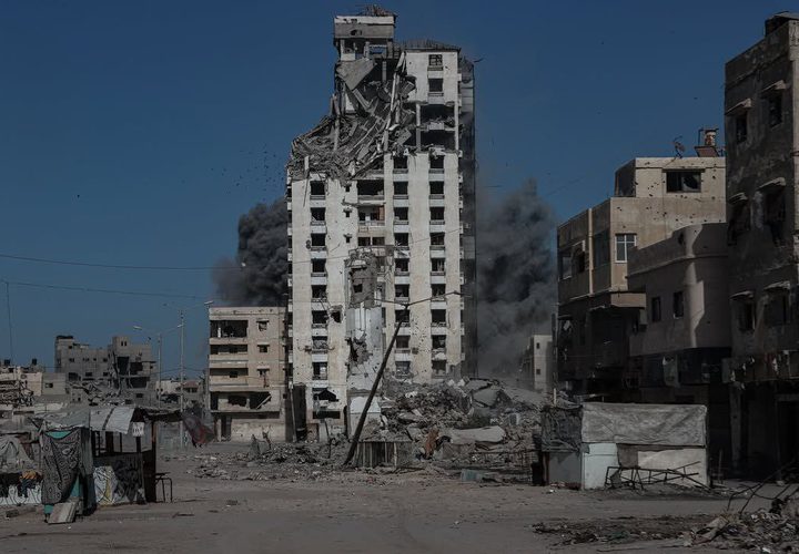 صور من غارات الاحتلال التي استهدفت مخيم الشاطئ، غرب مدينة غزة.