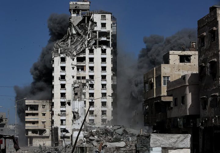 صور من غارات الاحتلال التي استهدفت مخيم الشاطئ، غرب مدينة غزة.