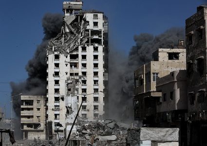 صور من غارات الاحتلال التي استهدفت مخيم الشاطئ، غرب مدينة غزة.