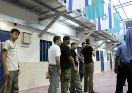 نادي الاسير: معتقل النقب تحول الى ساحة لتعذيب المعتقلين