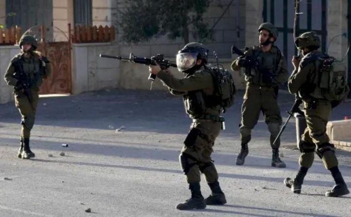 الاحتلال يصيب مواطنين بالاختناق ويعتقل 3 آخرين جنوب الخليل