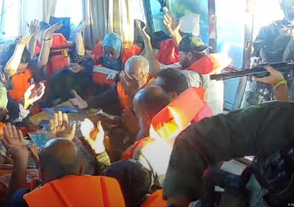 "إسرائيل" ترحل عشرات الناشطين كانوا على متن "أسطول الصمود" إلى اليونان