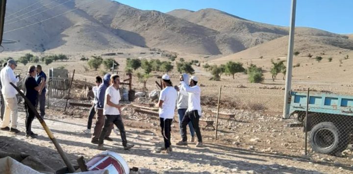 مستوطنون يعتدون على نشطاء سلام في قرية شلال العوجا
