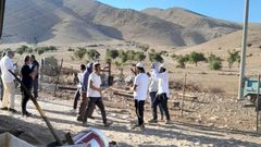 مستوطنون يعتدون على نشطاء سلام في قرية شلال العوجا