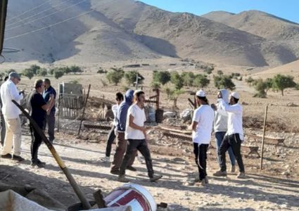 مستوطنون يعتدون على نشطاء سلام في قرية شلال العوجا