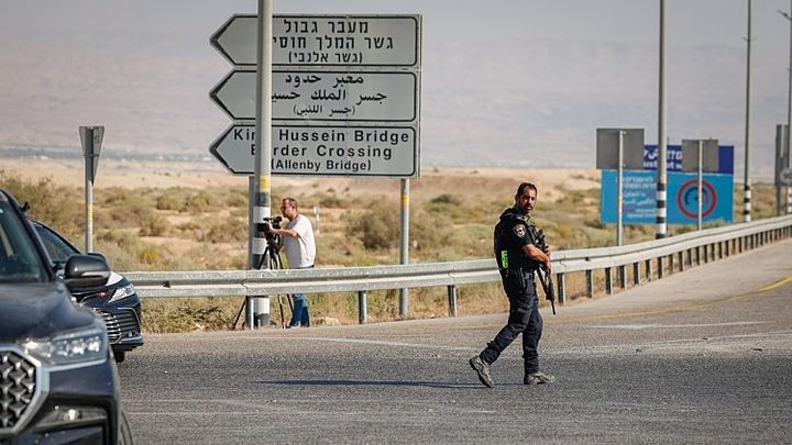 رئيس اتحاد موظفي اسرائيل يطالب بتشديد الامن على معبر اللنبي