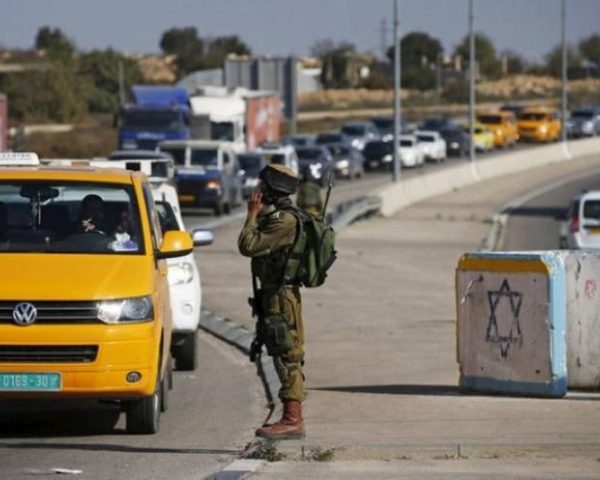 الاحتلال يغلق حاجز الحمرا العسكري في الأغوار الشمالية