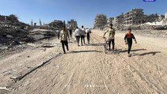 مواطنون يعودون إلى أحياء مدينة غزة التي هجروا منها قسرا خلال عدوان الاحتلال الواسع عليها.