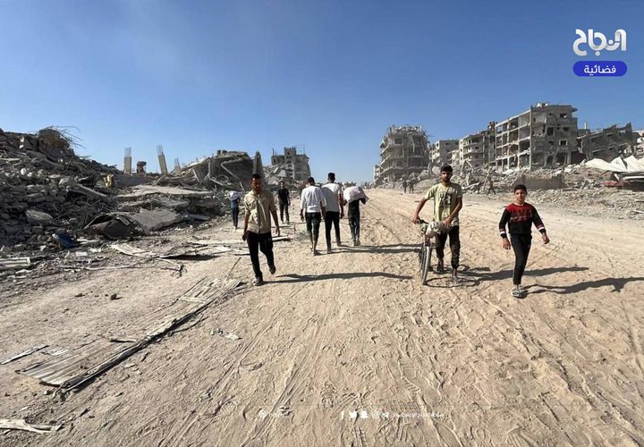 مواطنون يعودون إلى أحياء مدينة غزة التي هجروا منها قسرا خلال عدوان الاحتلال الواسع عليها.