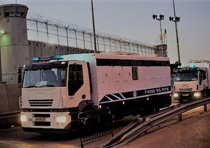 إسرائيل تبدأ بنقل الأسرى الفلسطينيين تمهيداً لإطلاق سراحهم