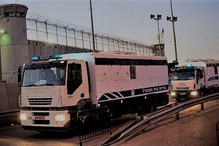 إسرائيل تبدأ بنقل الأسرى الفلسطينيين تمهيداً لإطلاق سراحهم