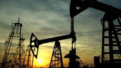 النفط يتراجع عند أدنى مستوى في 5 شهور