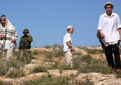 اصابة مواطن برصاص مستوطنين في صوريف وآخرون يعتدون على المواطنين في يطا وبيت أمر