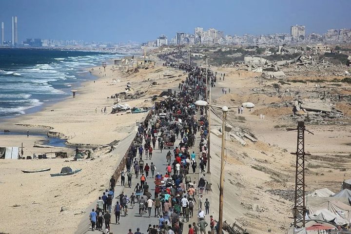 مئات الآلاف يواصلون العودة في اليوم الثالث لوقف الحرب على قطاع غزة