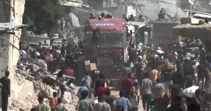 يكشف حجم الحاجة الملحة.. تزاحم على المساعدات في خان يونس بعد وقف إطلاق النار