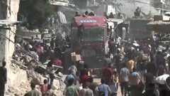 يكشف حجم الحاجة الملحة.. تزاحم على المساعدات في خان يونس بعد وقف إطلاق النار