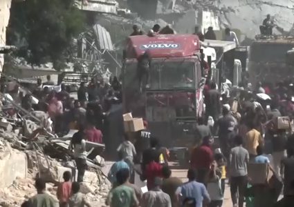 يكشف حجم الحاجة الملحة.. تزاحم على المساعدات في خان يونس بعد وقف إطلاق النار