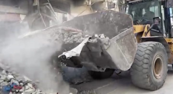 شارع ناصر تحت الركام.. وبلدية غزة تطلق أولى خطوات الإعمار برفع الأنقاض